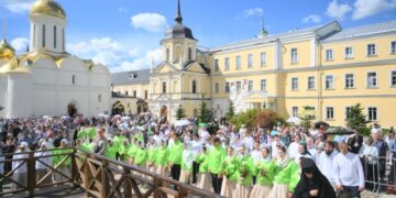 Путин в Троице-Сергиевой лавре поклонился иконе «Святой Троицы»