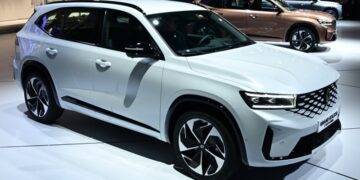 Renault представила кроссовер на базе Geely