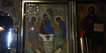 Реставраторы будут постоянно следить за иконой «Троица», заявил наместник