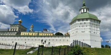 У входа в Троице-Сергиеву лавру усилили меры безопасности