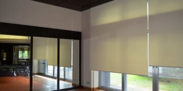 Рулонные шторы с электроприводом: инновации в дизайне и управлении освещением