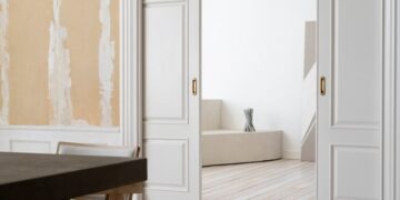 Белые двери в интерьере: как выбирать