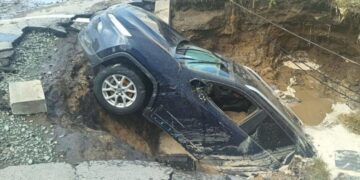 ВИДЕО: Jeep провалился под землю в Барнауле