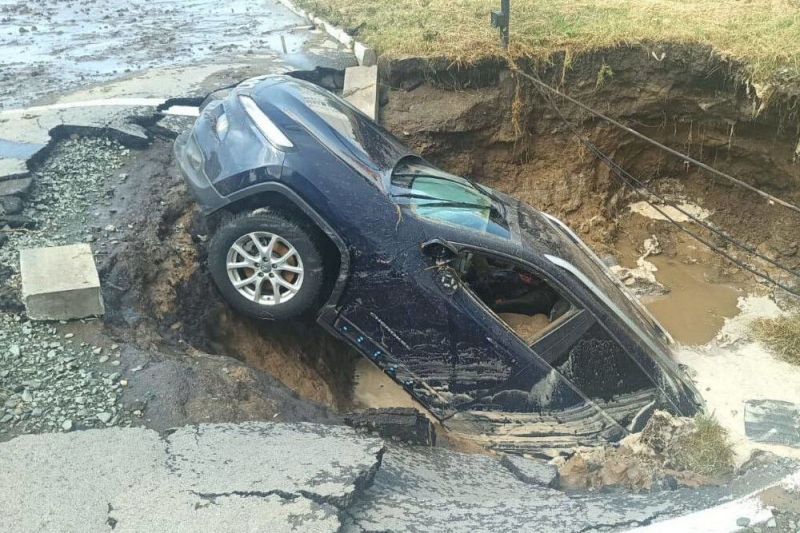 ВИДЕО: Jeep провалился под землю в Барнауле