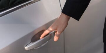 Помощь в трудную минуту: экстренное вскрытие автомобиля