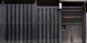 Откатные ворота под ключ: профессиональное решение для дома