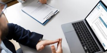 Outstaff и Outsource в IT: плюсы, минусы, отличия