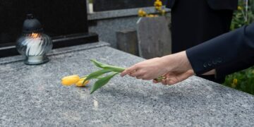 Гранитные лавки, столики и цветники: преимущества и применение в ландшафтном дизайне