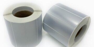 Полиэстеровые этикетки: особенности и применение