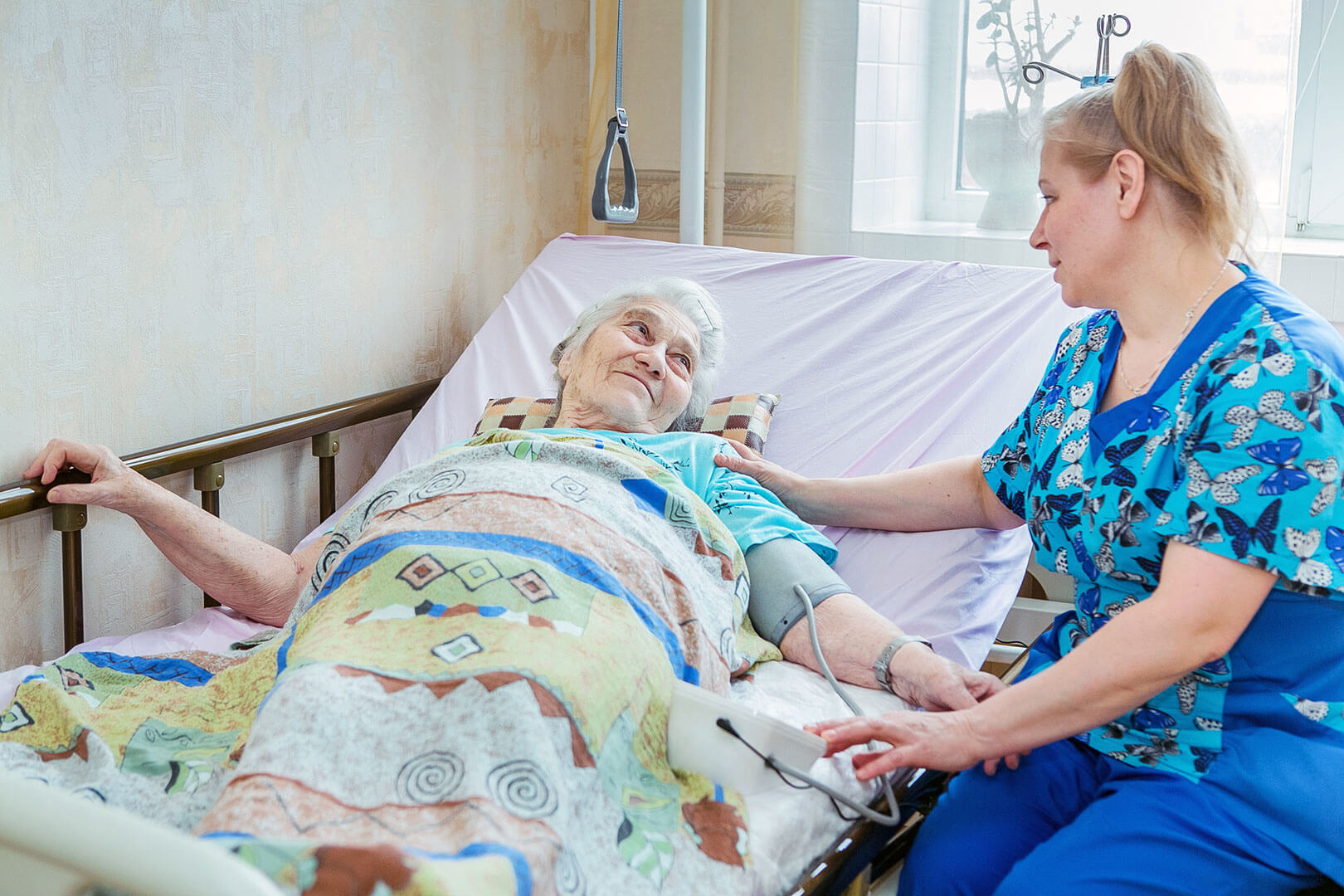 Забота о пожилых людях:  важность внимания и поддержки