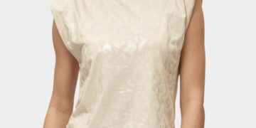 Женская одежда: от футболок до джинсов