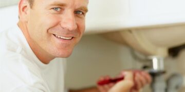 Сантехник: Прочистка канализации, устранение засоров и почему нужна помощь профессионала