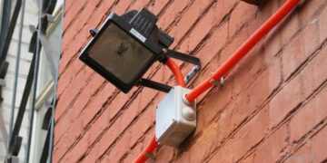 Светодиодный уличный прожектор против галогенного и натриевого: в чем разница и что выгоднее