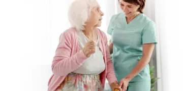 Нанять приходящую сиделку: помощь профессионалов